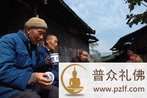 10月19日，四川雅安市天全县甘溪坡健在的老背夫李永娴（左三）、李攀林（左二）、李忠全（左一）坐在院子里喝茶聊天，回忆往